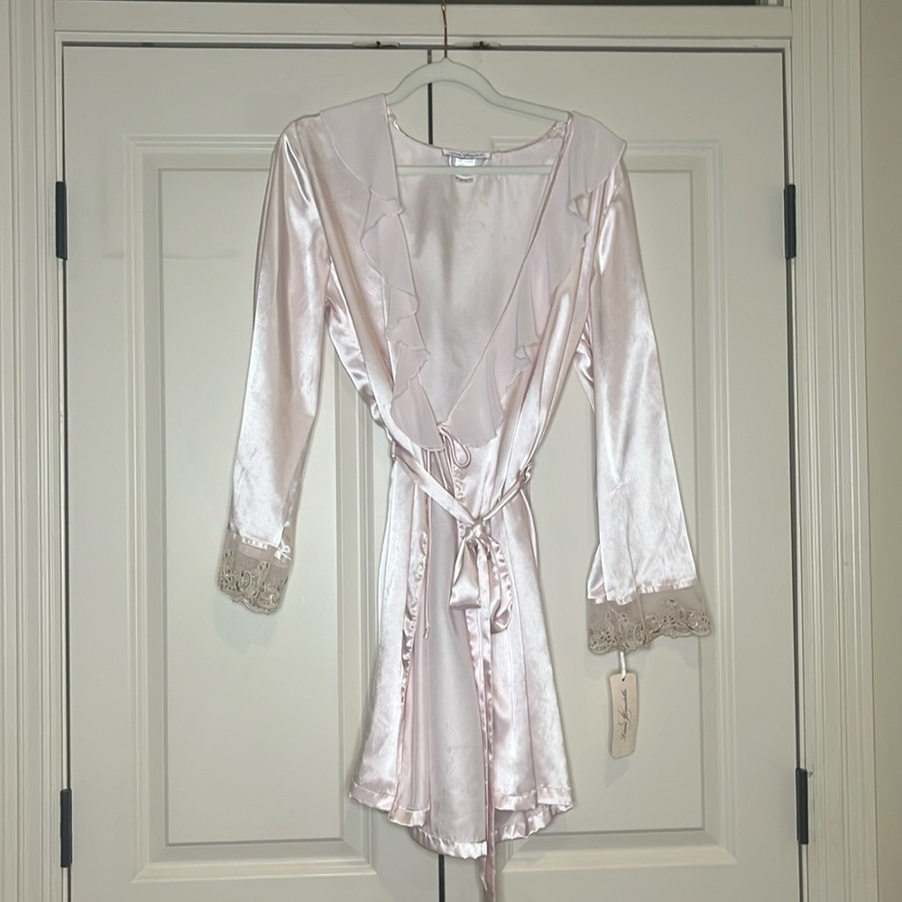 Linea Donatella robe NWT women’s size small/medium with beautiful lace details - Picture 1 of 10